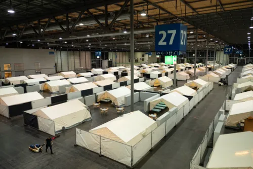 Messehalle 27: Eine aufgebaute Zeltstadt für die Ukraine-Hilfe.